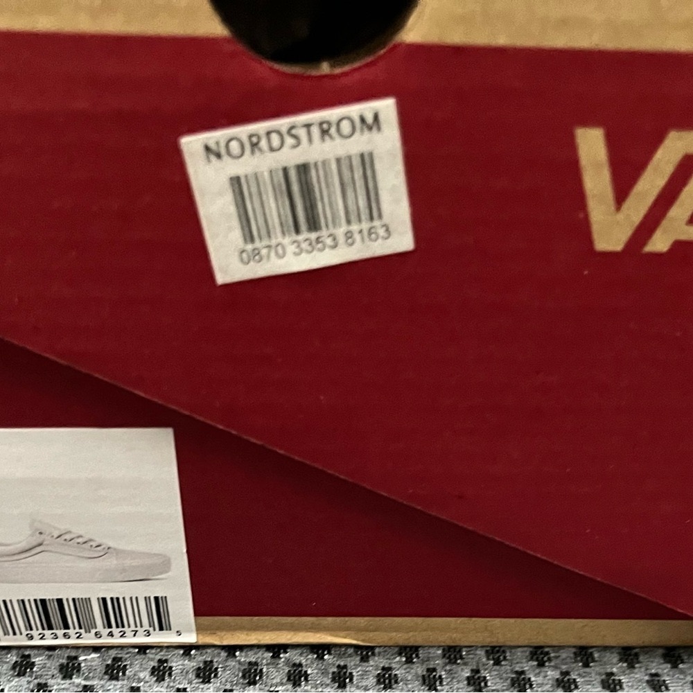 New in Box Women’s Vans White Canvas Sneakers with Rubber Soles size 7.5 - Picture 4 of 5